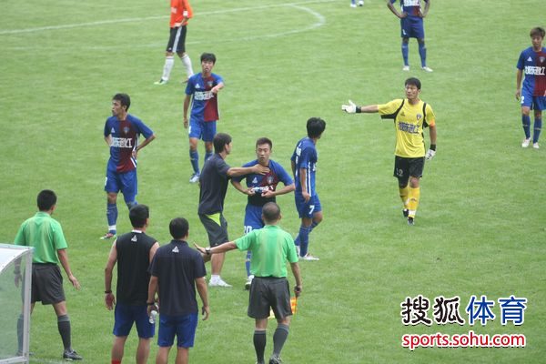  朗斯主场灯光故障，比赛中断引发球迷强烈不满  